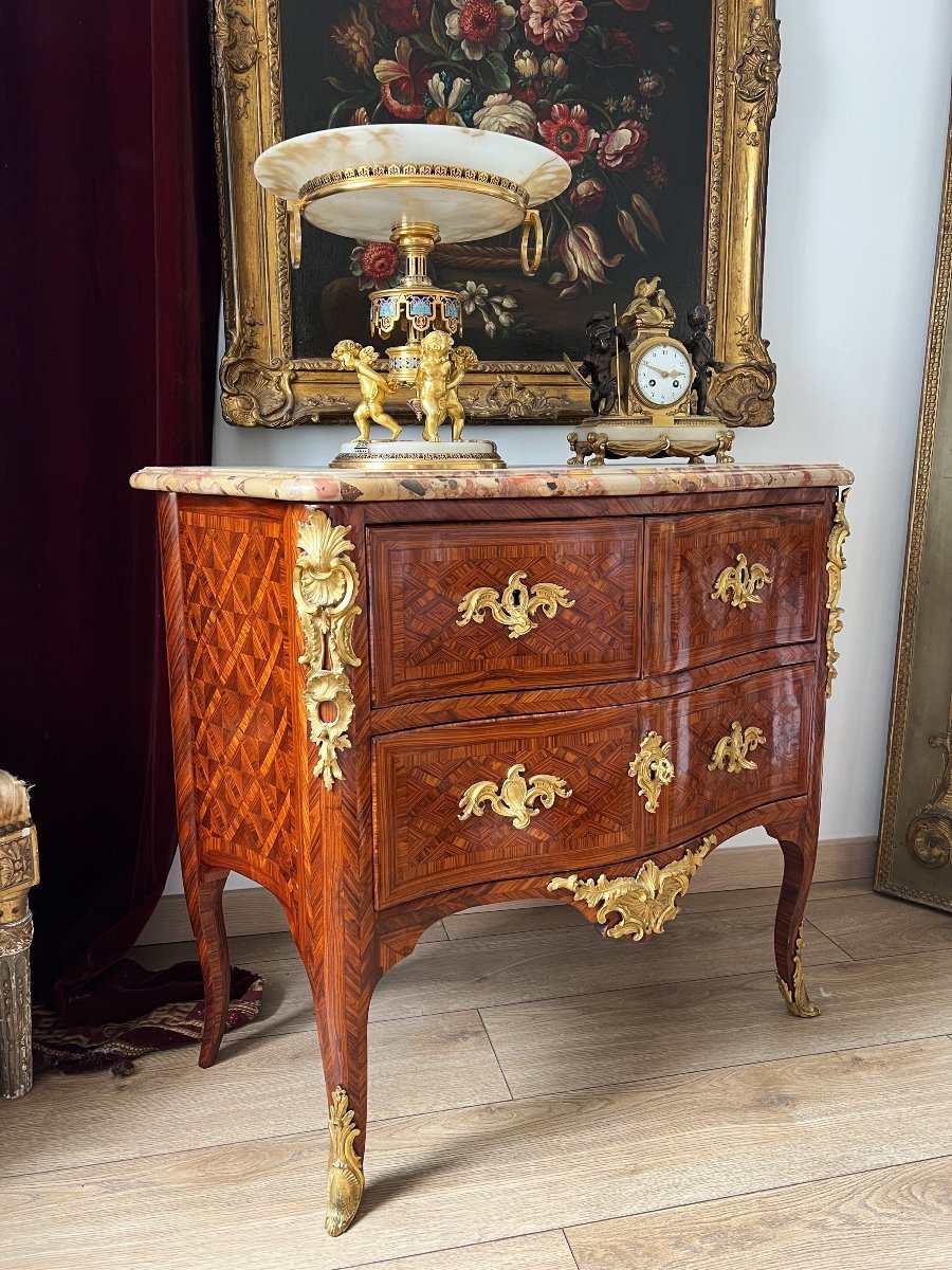 Commode Sauteuse D’époque Louis XV En Marqueterie Et Bronze Doré - XVIIIe