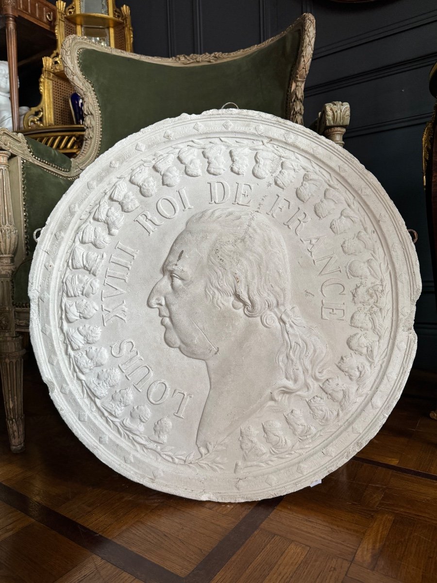 Medaillon En Plâtre Du XIXe Représentant Louis XVIII