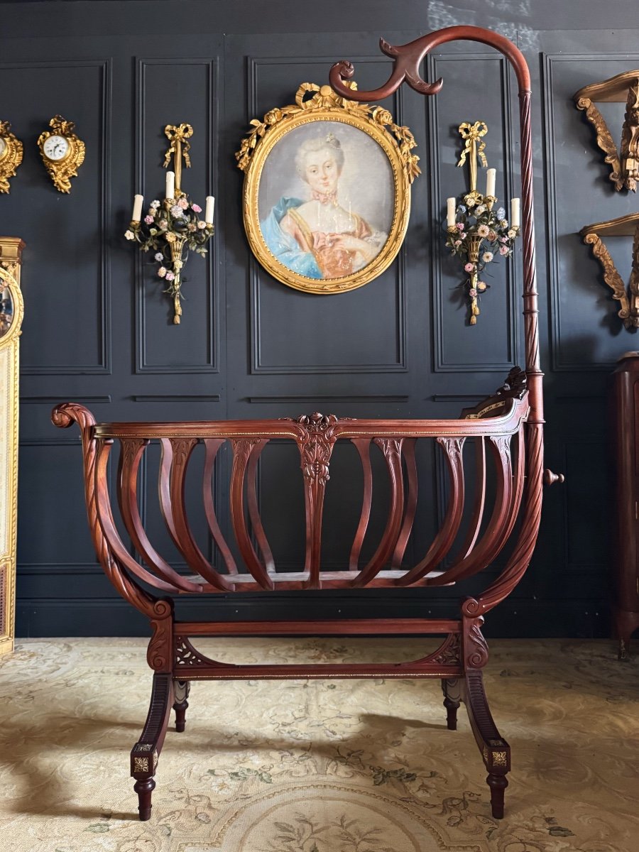 19th Century Cradle In Finely Carved Mahogany - Beautiful Quality 