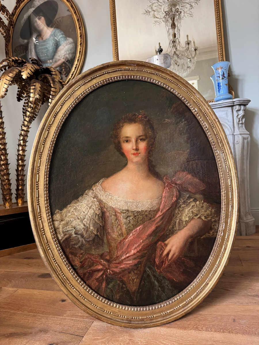 Portrait de la fin du XIXe siècle d'une jeune femme élégante dans son cadre