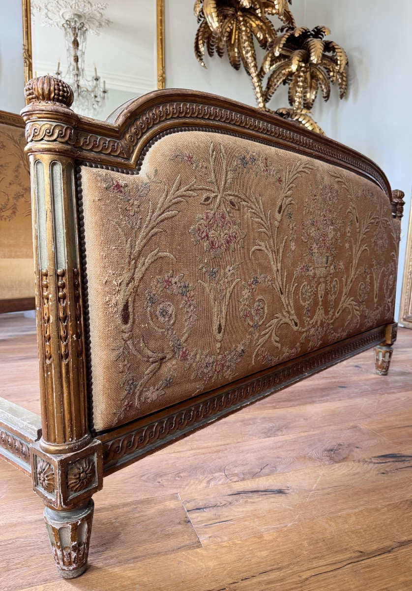 Lit de la fin du XIXe siècle en bois peint et doré de style Louis XVI-photo-1