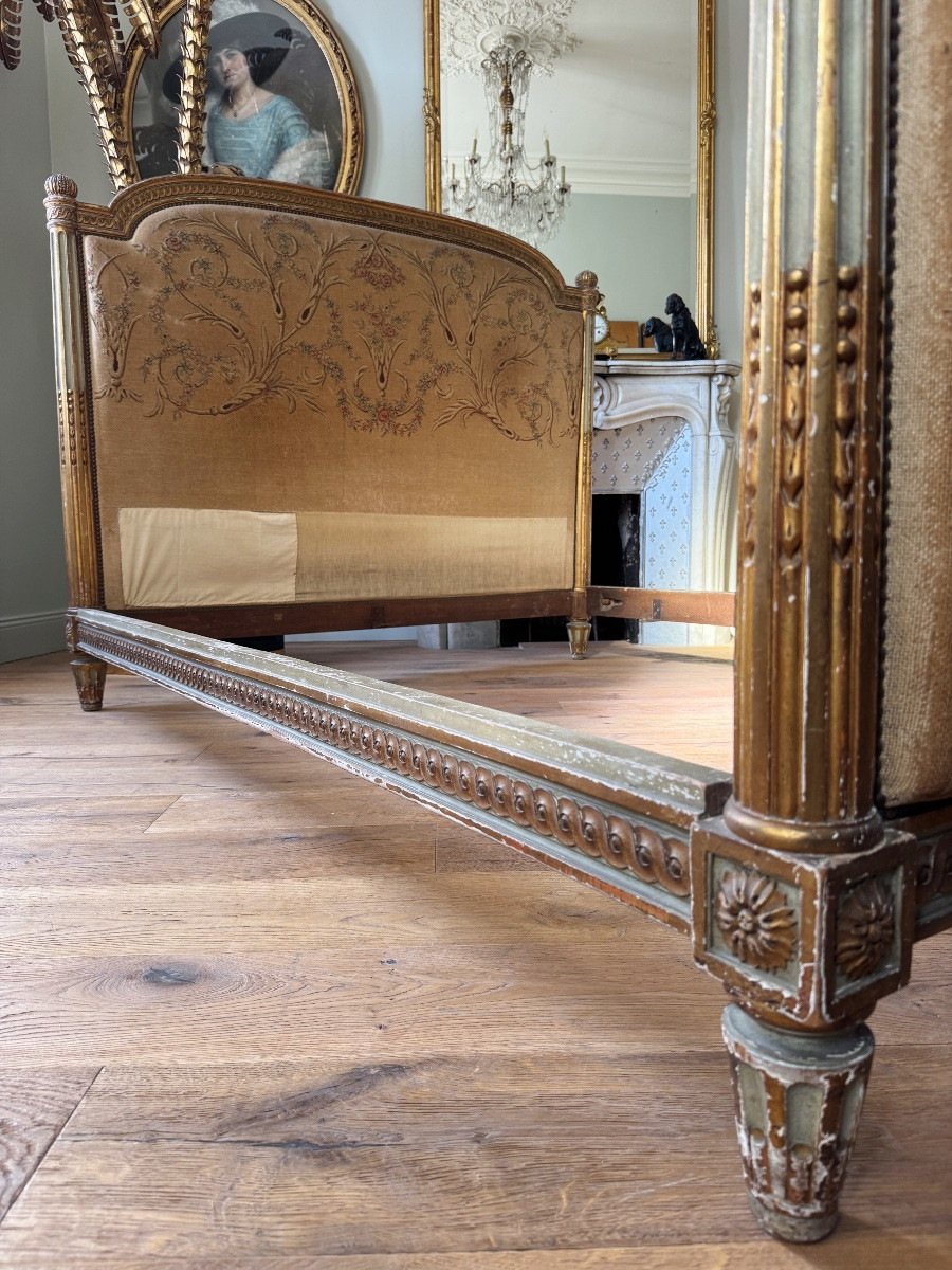 Lit de la fin du XIXe siècle en bois peint et doré de style Louis XVI-photo-4
