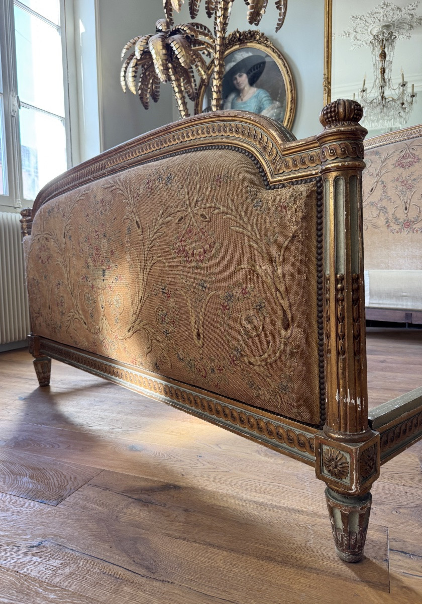 Lit de la fin du XIXe siècle en bois peint et doré de style Louis XVI-photo-7