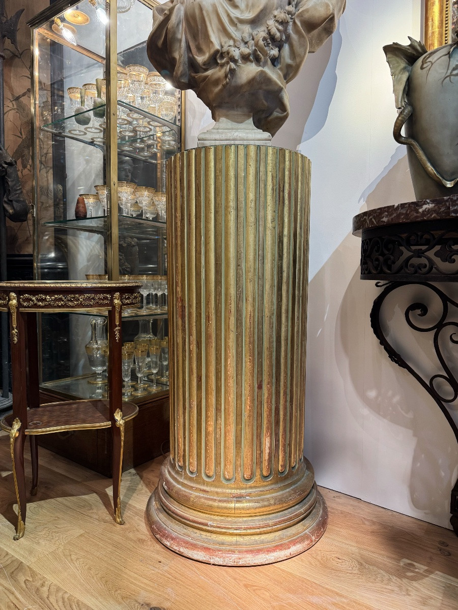 Large colonne à cannelures en bois doré à plateau de marbre, travail vers 1900-photo-2