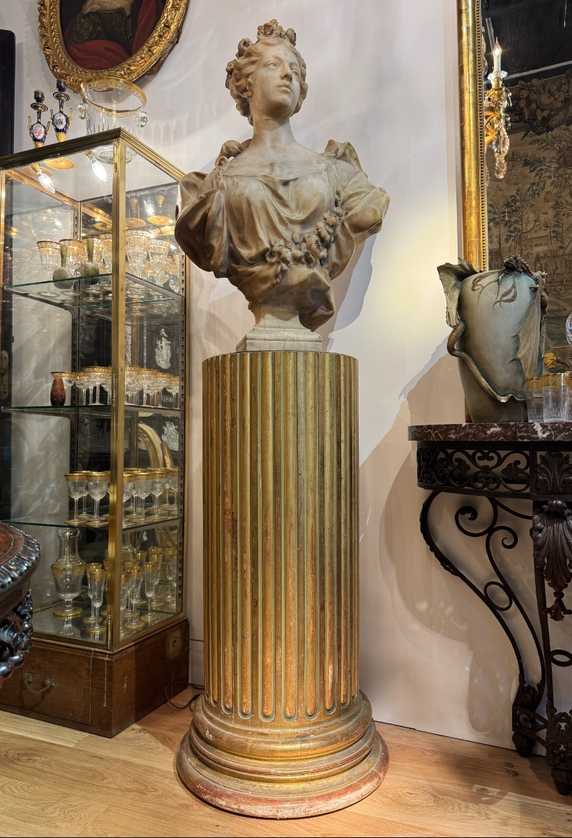 Large colonne à cannelures en bois doré à plateau de marbre, travail vers 1900-photo-4