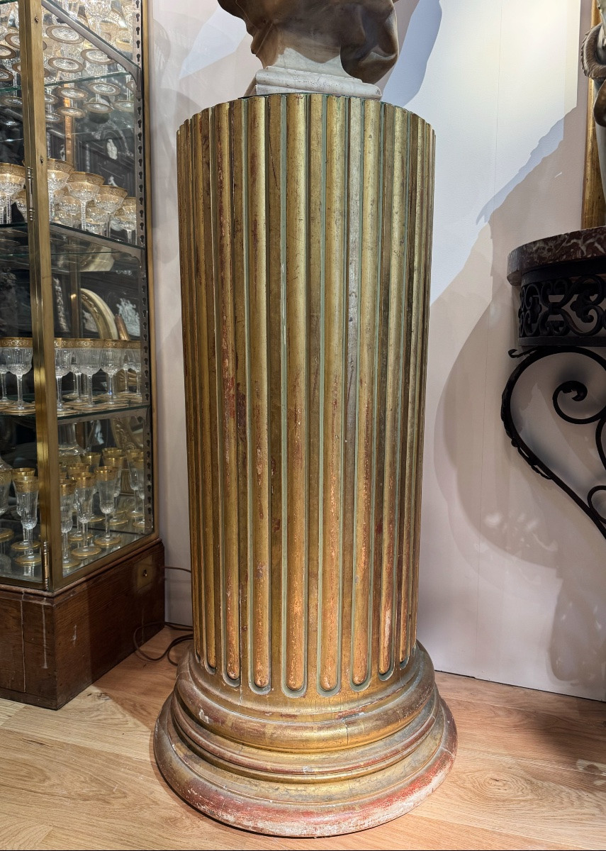 Large colonne à cannelures en bois doré à plateau de marbre, travail vers 1900-photo-1