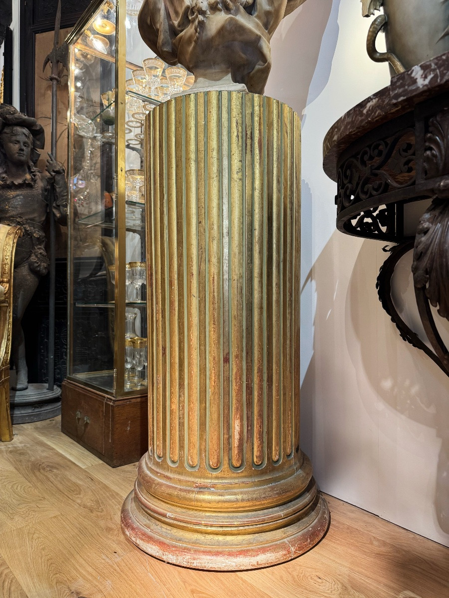 Large colonne à cannelures en bois doré à plateau de marbre, travail vers 1900-photo-4