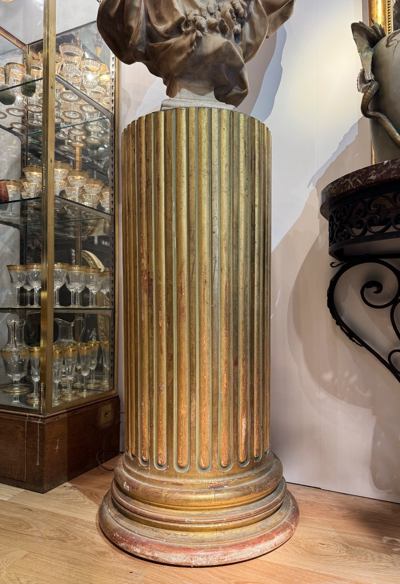 Large colonne à cannelures en bois doré à plateau de marbre, travail vers 1900