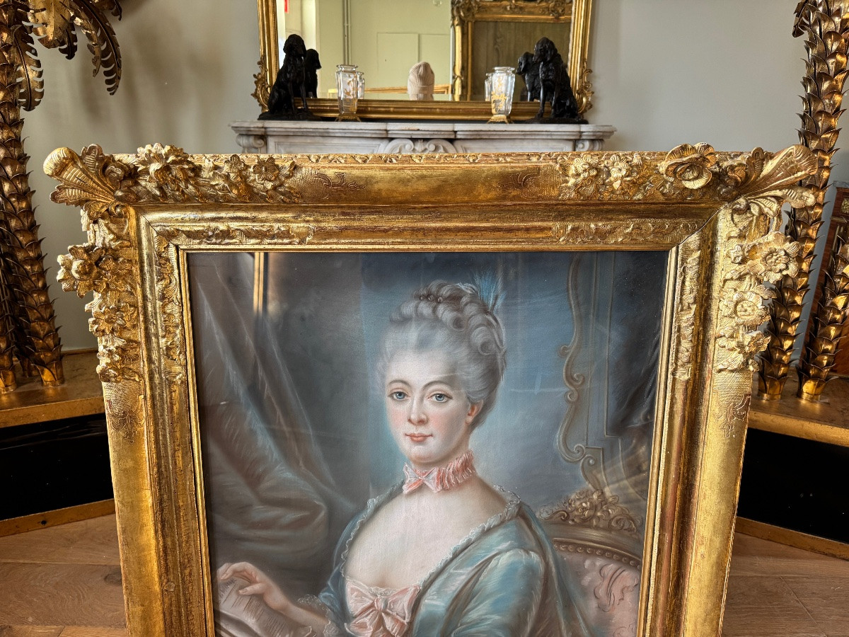 18th-century Pastel In Its Frame Depicting An Elegant Young Woman -photo-4