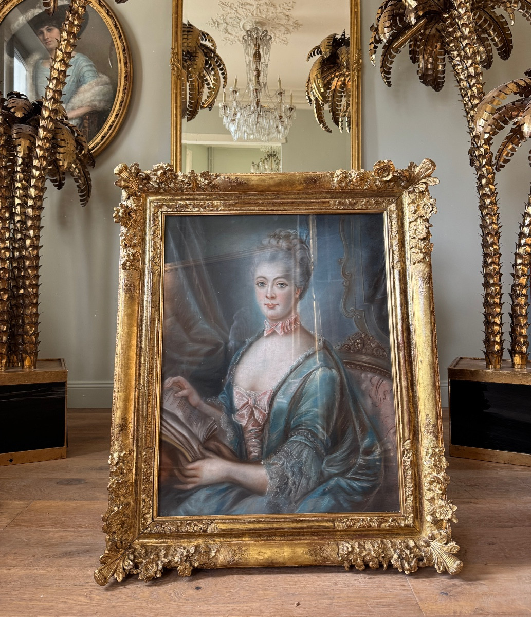 18th-century Pastel In Its Frame Depicting An Elegant Young Woman 
