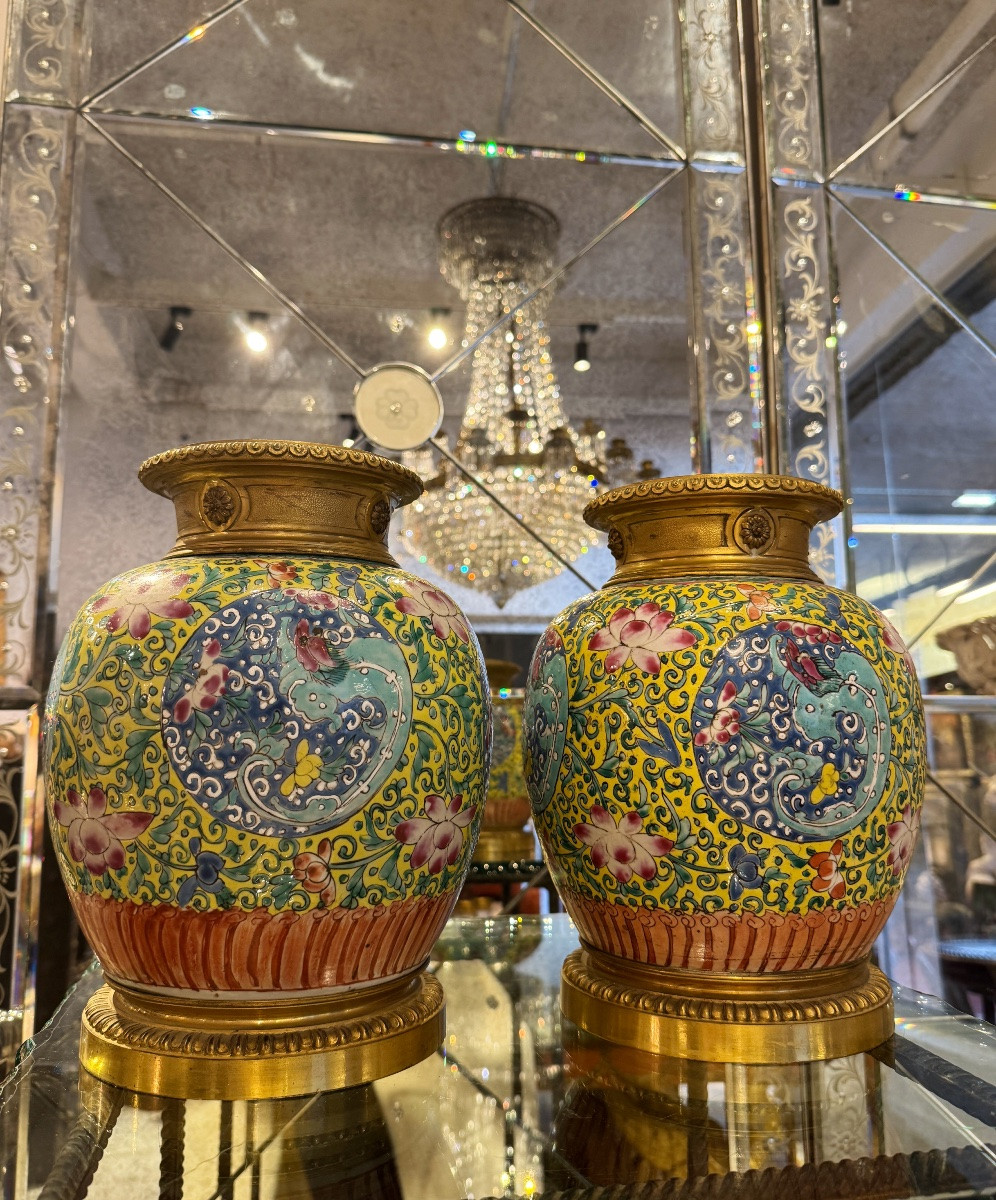 Pair Of 18th-century Chinese Porcelain Vases With A 19th-century Mount -photo-2