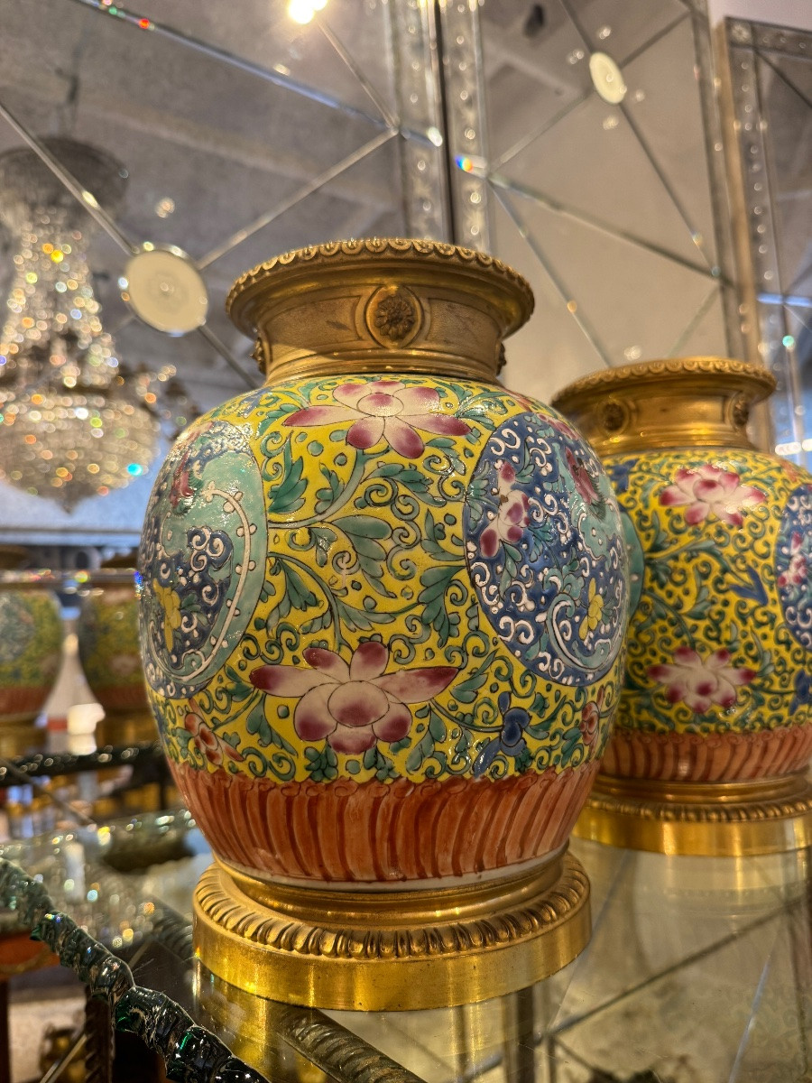 Pair Of 18th-century Chinese Porcelain Vases With A 19th-century Mount -photo-1