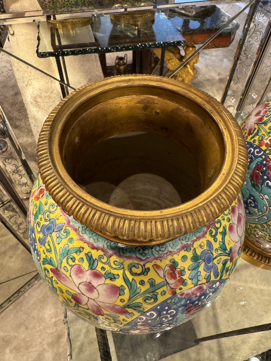 Pair Of 18th-century Chinese Porcelain Vases With A 19th-century Mount -photo-4