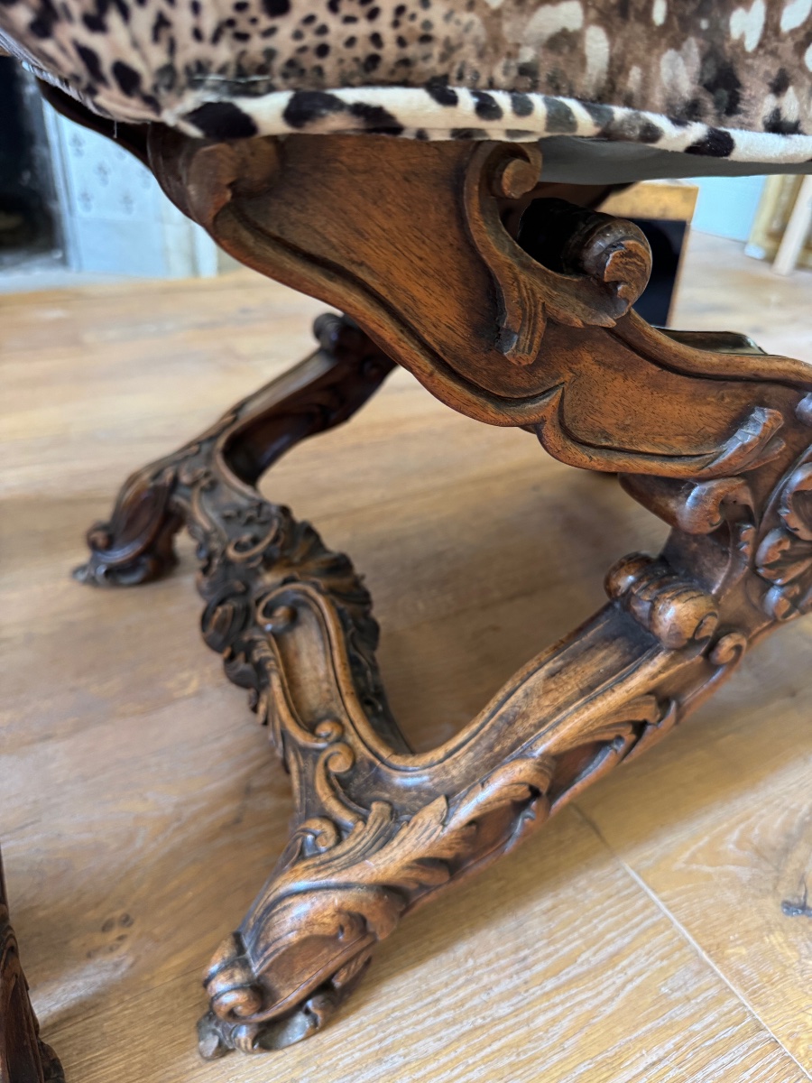 Paire de curules de la fin du XIXe en bois sculpté de style Louis XV -photo-8
