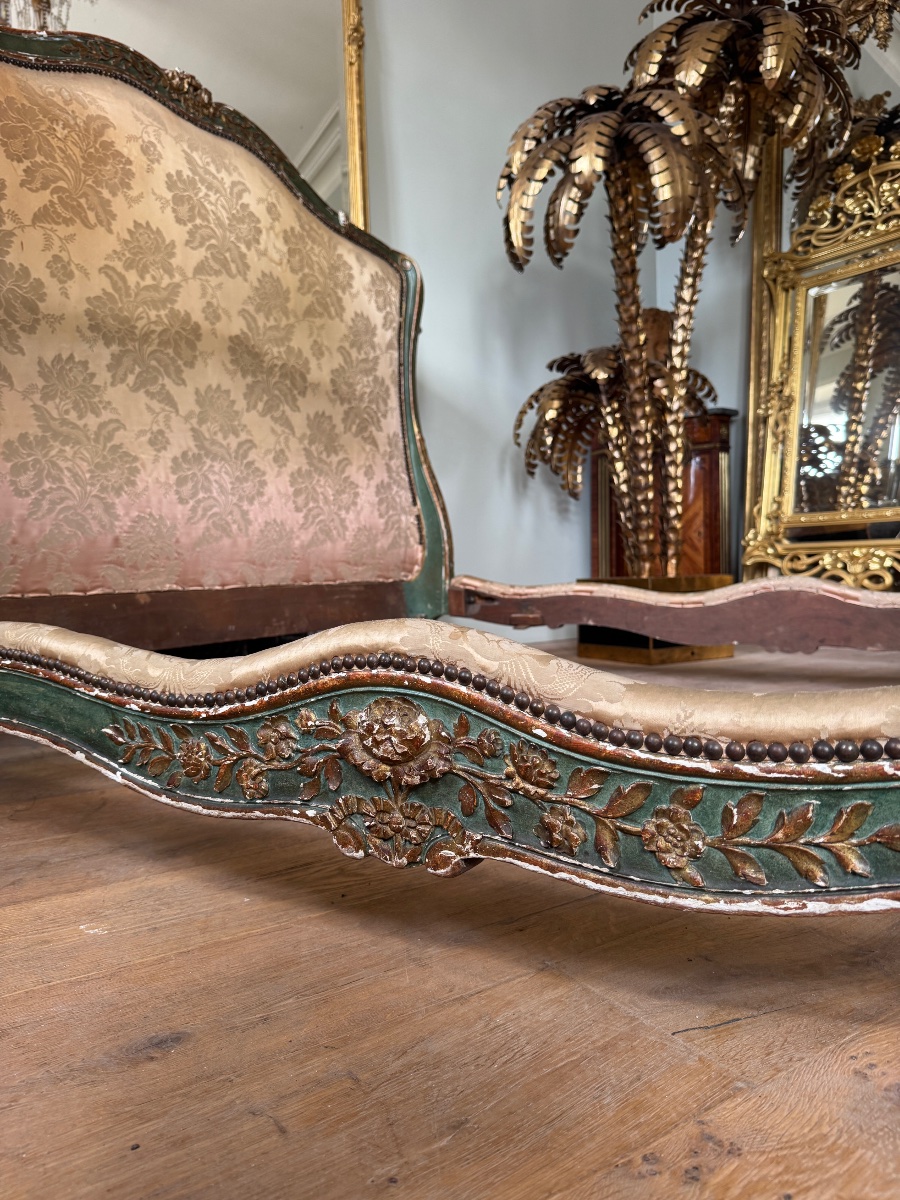 Lit de la fin du XIXe siècle en bois peint et doré de style Louis XV -photo-2