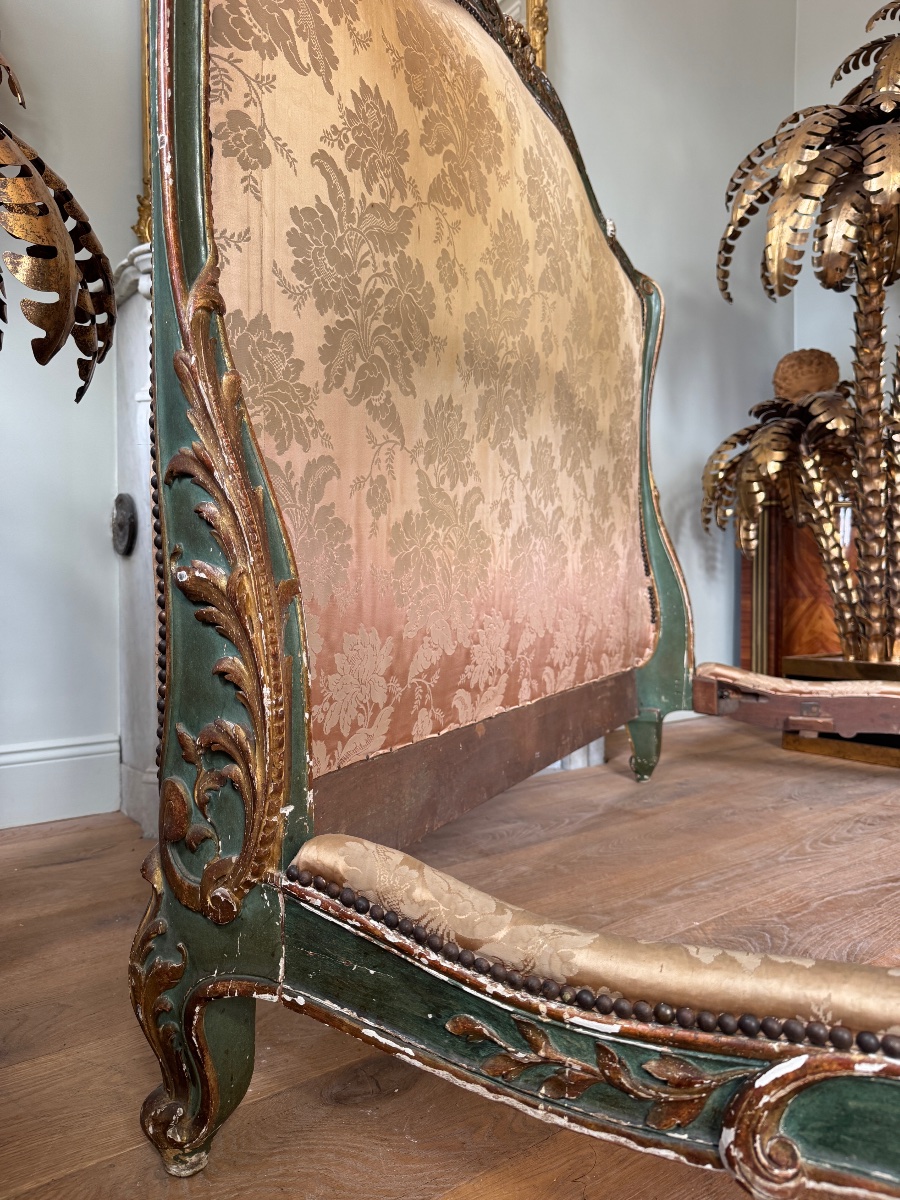 Lit de la fin du XIXe siècle en bois peint et doré de style Louis XV -photo-3