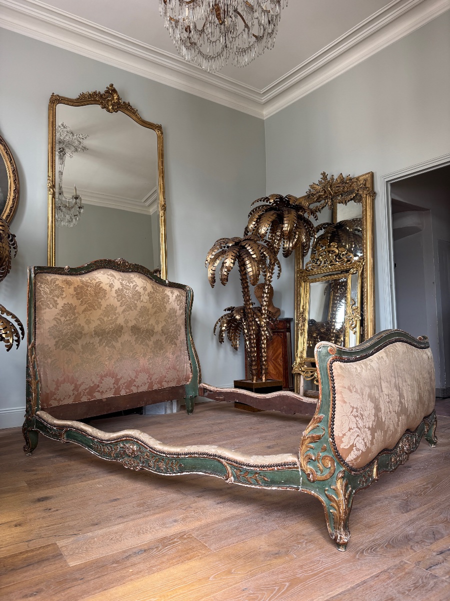 Lit de la fin du XIXe siècle en bois peint et doré de style Louis XV 