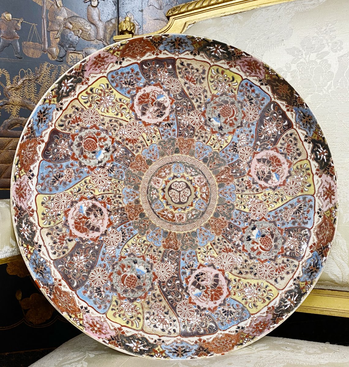 Grand Plat / Coupe Du XIXe En Faïence à Décor Asiatique De 48cm De Diamètre