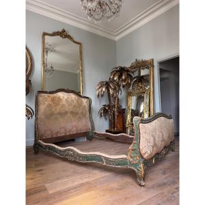 Lit de la fin du XIXe siècle en bois peint et doré de style Louis XV