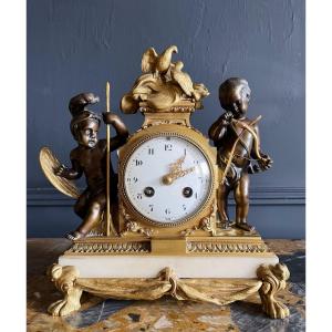 Napoleon III Period Clock In Gilt Bronze With Two Warrior Loves Decor - Nineteenth