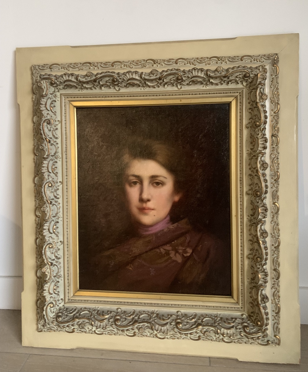 Portrait de Jeune femme au grain de beauté par Philippe Lattard 