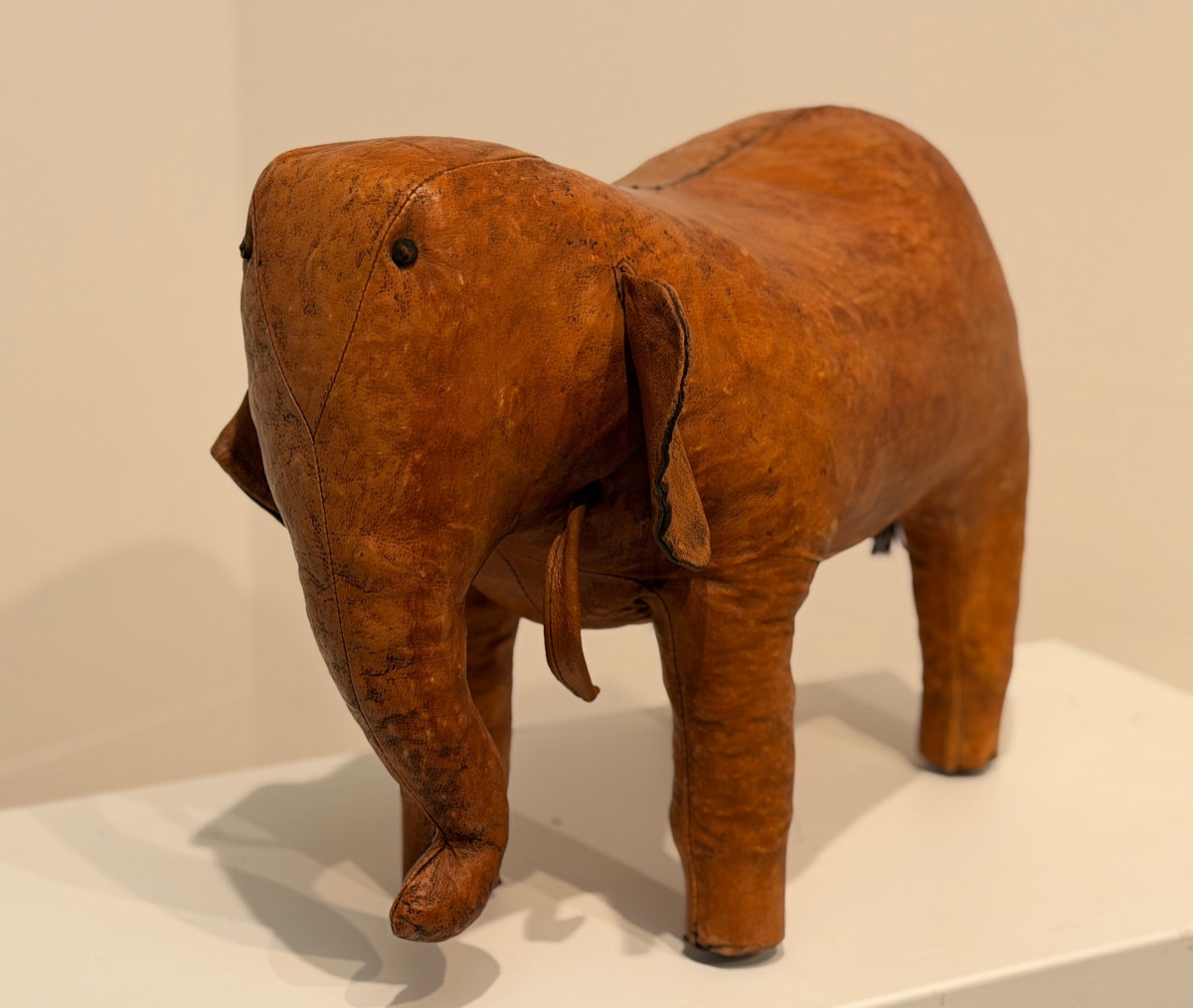 Elephant En Cuir de Dimitri Omersa