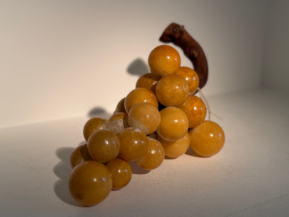 Une grappe de raisin en Albatre-photo-1