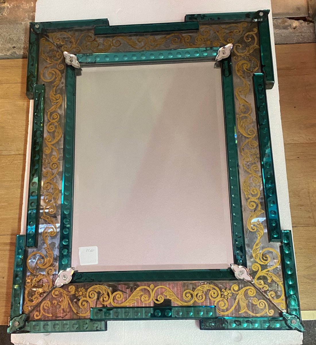 1970′ Miroir Venise Oxydé Vieilli A Décors Eglomisés Cadre  Miroir  Couleur Verte 75 X 60 Cm