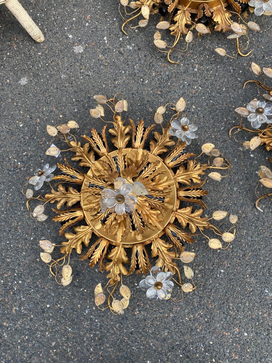 1970′ Suite De 3 Plafonniers Ou Appliques à Décor De Fleurs Et Feuilles En Métal Doré Et Verre -photo-1