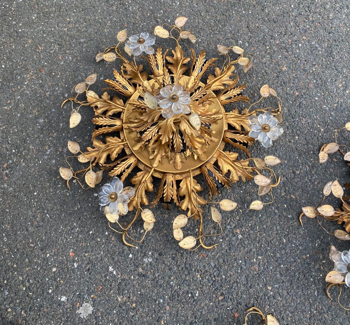 1970′ Suite De 3 Plafonniers Ou Appliques à Décor De Fleurs Et Feuilles En Métal Doré Et Verre -photo-2