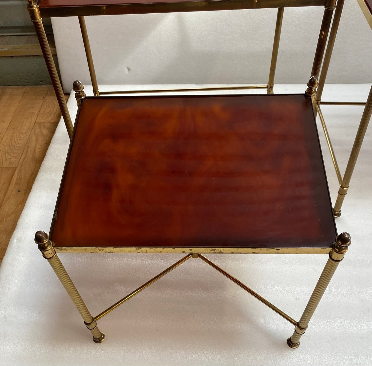 1970′ Set Of 3 Maison Baguès Nesting Tables In Gilt Bronze, 3 Amber-style Bakelite Tops-photo-4