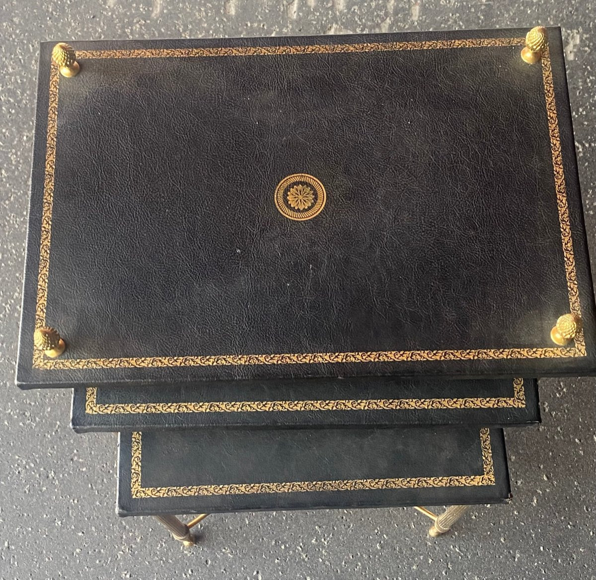 1970′ Set Of 3 Maison Baguès Nesting Tables In Patinated Bronze, 3 Leather Trays With Greek Motifs -photo-1