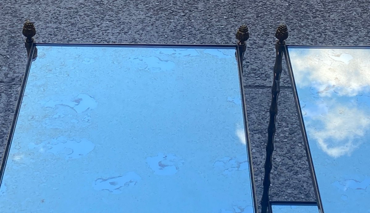 1950′ Paire de Tables Maison Baguès Décor Bambou en Bronze Avec Plateaux Miroirs Oxydés Vieilli-photo-4