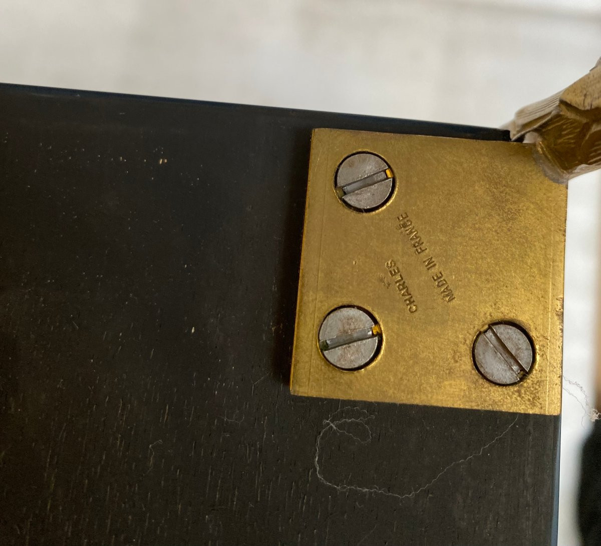 1970′ Paire De Tables Maison Charles Signée  En Bronze Doré Avec Plateaux Laque Bleue 42X42XH62-photo-2