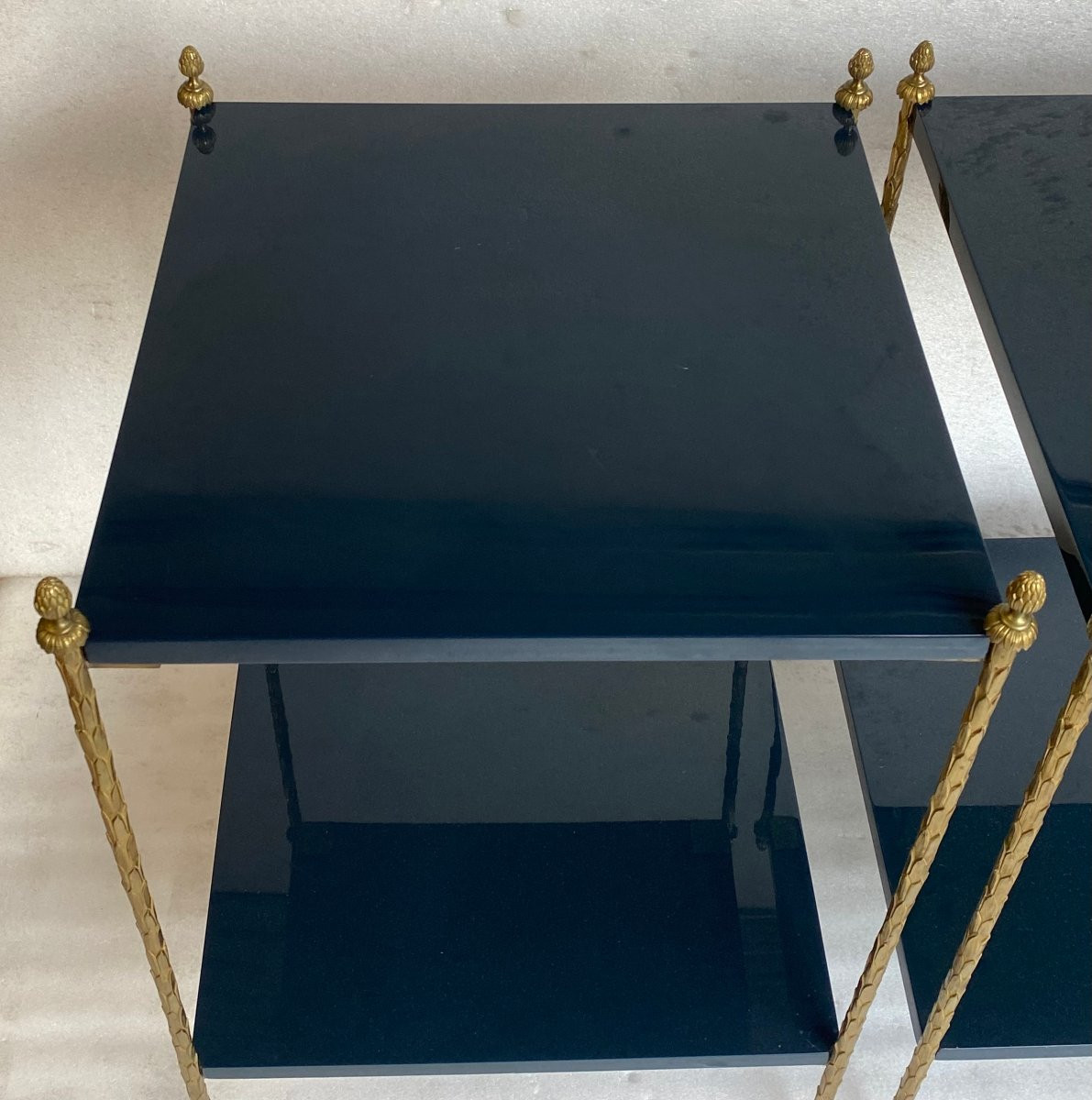 1970′ Paire De Tables Maison Charles Signée  En Bronze Doré Avec Plateaux Laque Bleue 42X42XH62-photo-4