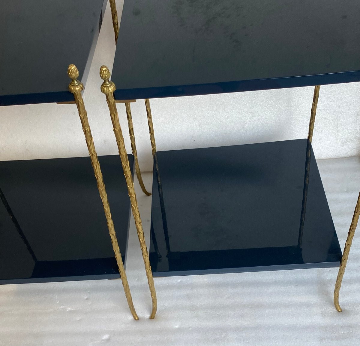 1970′ Paire De Tables Maison Charles Signée  En Bronze Doré Avec Plateaux Laque Bleue 42X42XH62-photo-6