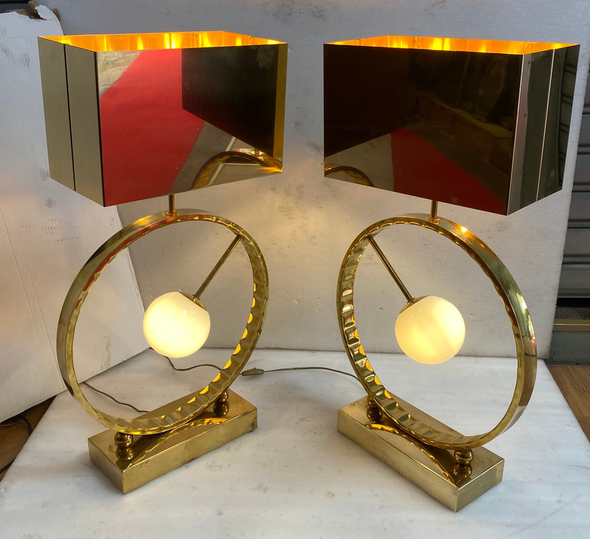 1980′ Paire De Lampes Design En Laiton Et Opaline H 88 cm Ø 48 cm