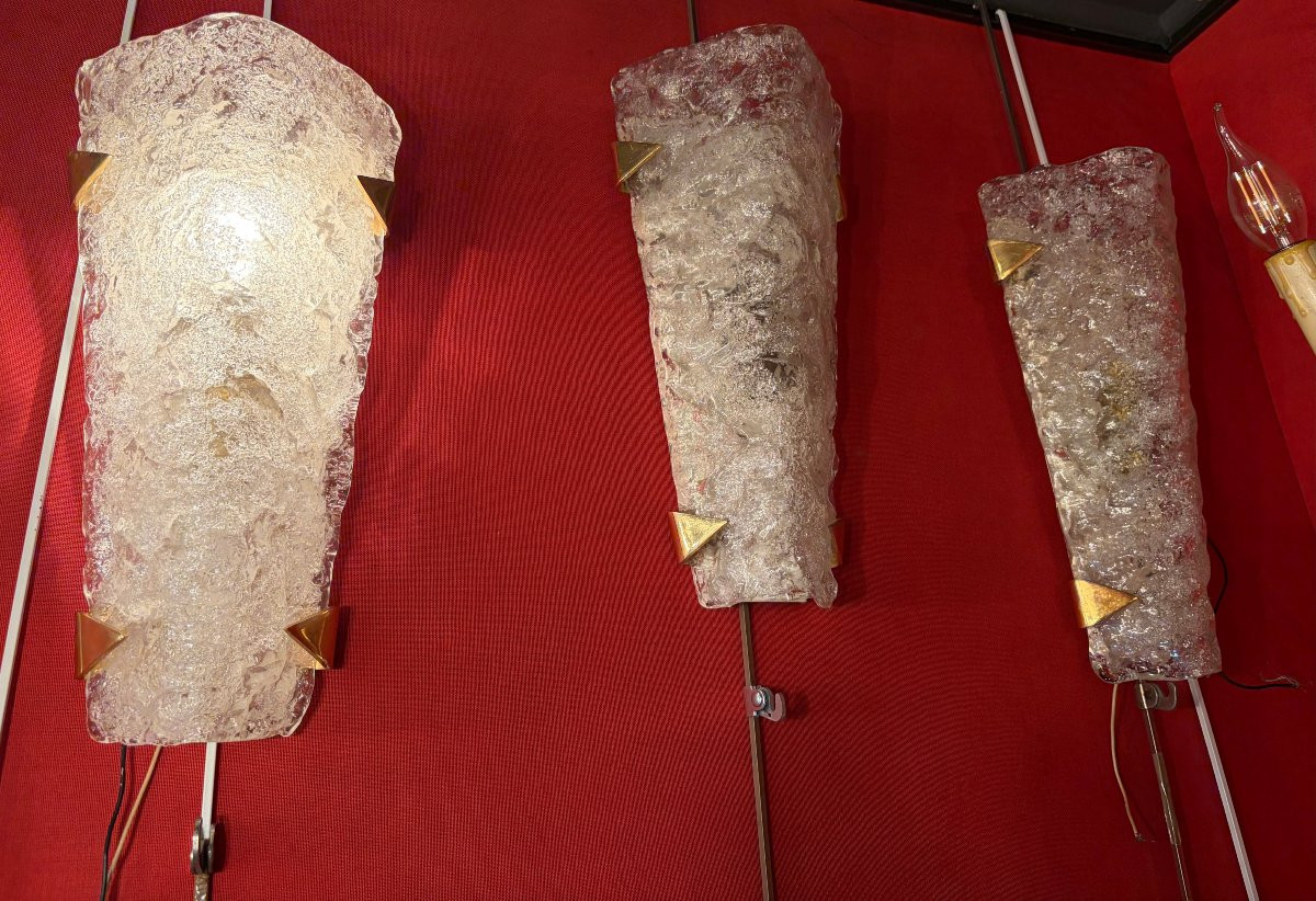 1950/70′ 2 Sets Of 3 Dlg Murano And Kalmar Frosted Glass Wall Sconces With Gilded Brass Claws-photo-3