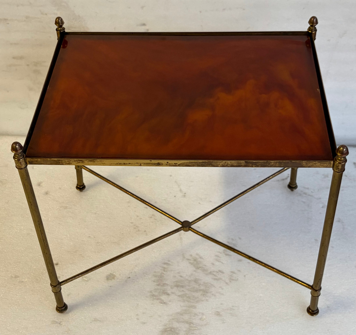 1970′ Table Maison Baguès En Bronze Doré, Plateau Bakélite Façon Ambré 38 X 50 X H 46 cm 