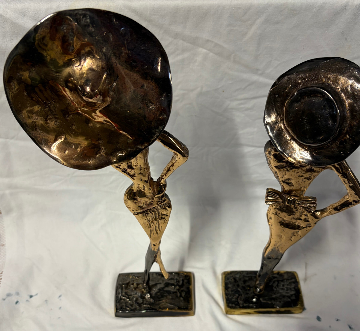 1970/80 ‘Les 2 Elégantes Au Chapeau Sculptures En Bronze , Signées LOHE