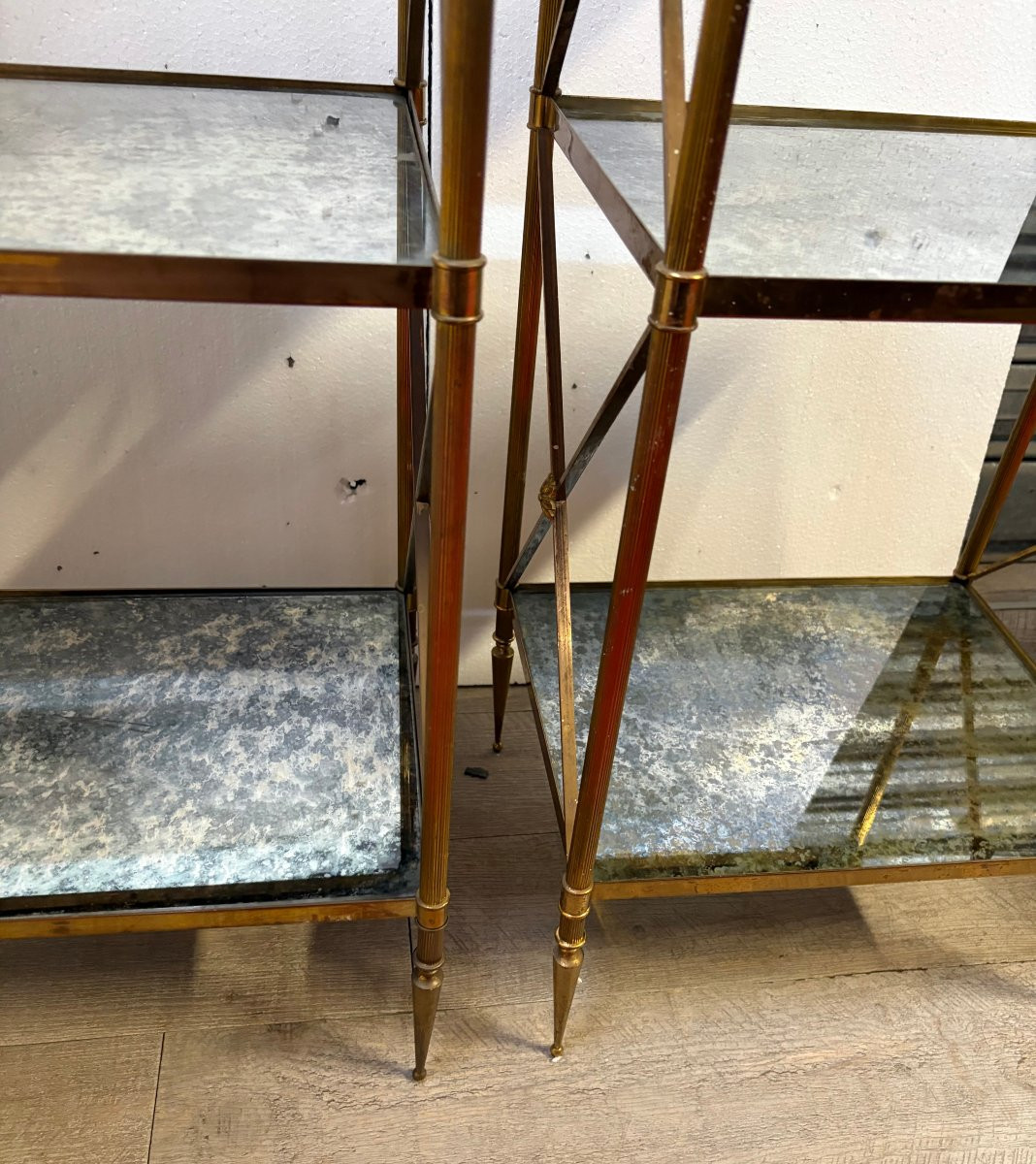 1970′ Paire d’ Étagères en Laiton 3 Niveaux Maison Baguès Plateaux Miroirs Oxydés Vieillis H 86-photo-4