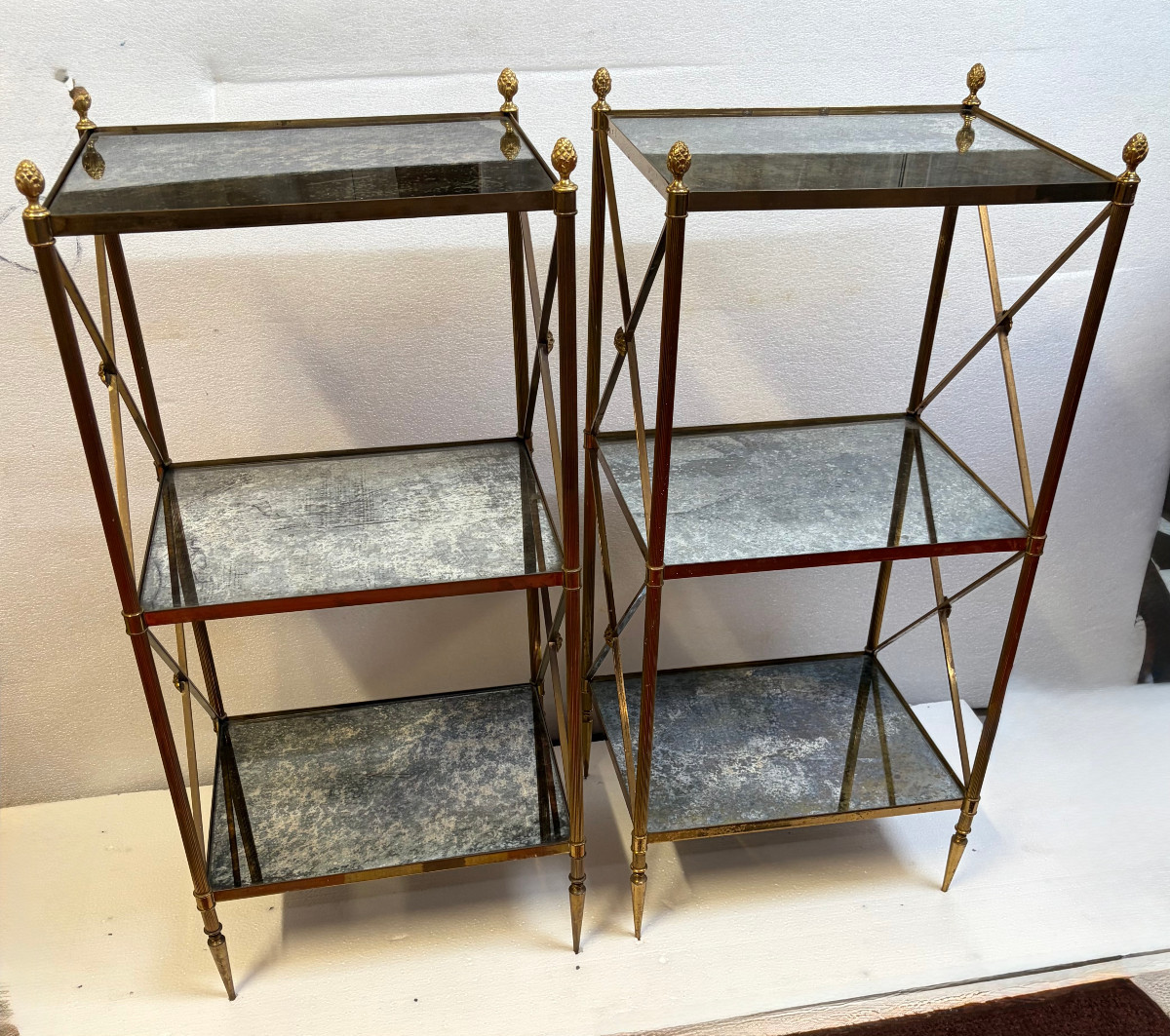 1970′ Paire d’ Étagères en Laiton 3 Niveaux Maison Baguès Plateaux Miroirs Oxydés Vieillis H 86