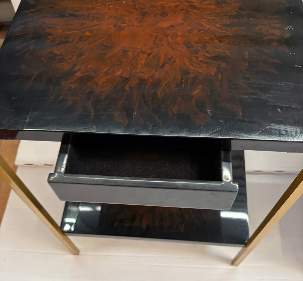 1970′ Paire De Tables A Tiroir Maison Charles Signée En Bronze Doré Avec Plateaux Décor De Feu-photo-2