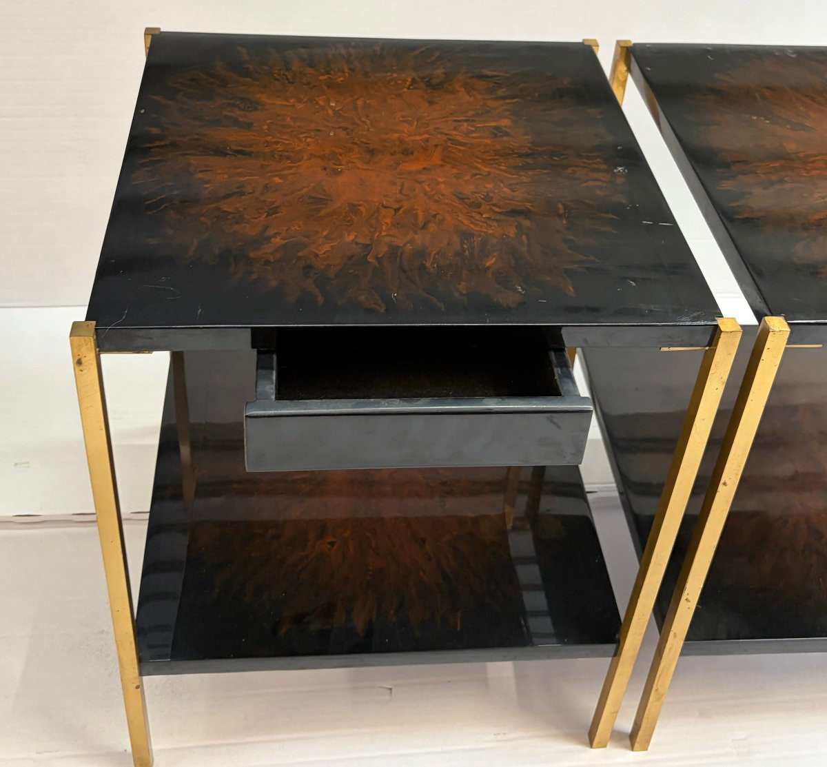 1970′ Paire De Tables A Tiroir Maison Charles Signée En Bronze Doré Avec Plateaux Décor De Feu-photo-5