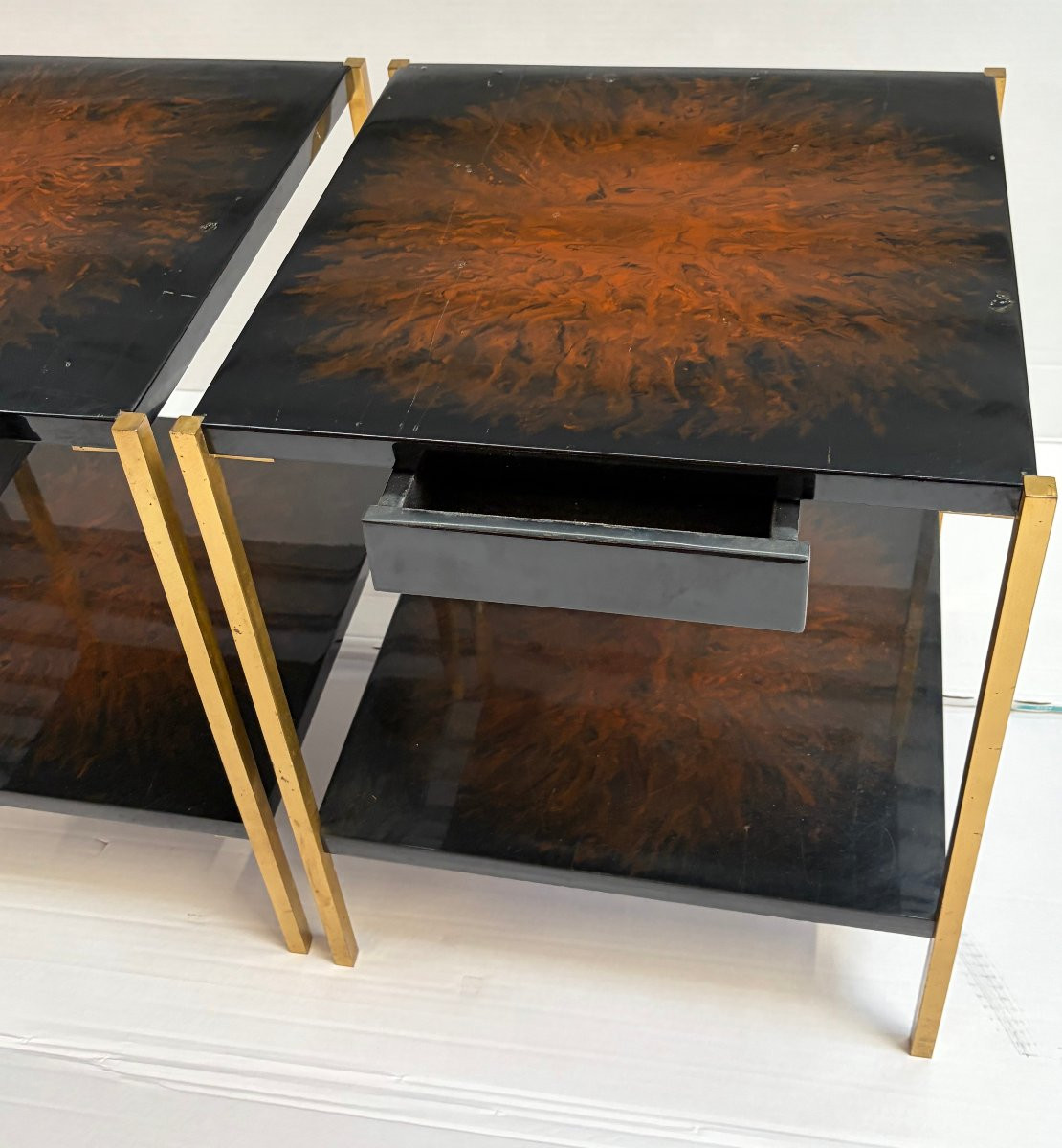 1970′ Paire De Tables A Tiroir Maison Charles Signée En Bronze Doré Avec Plateaux Décor De Feu-photo-7