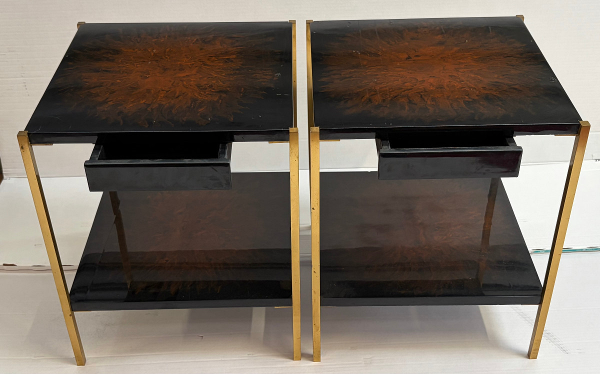 1970′ Paire De Tables A Tiroir Maison Charles Signée En Bronze Doré Avec Plateaux Décor De Feu