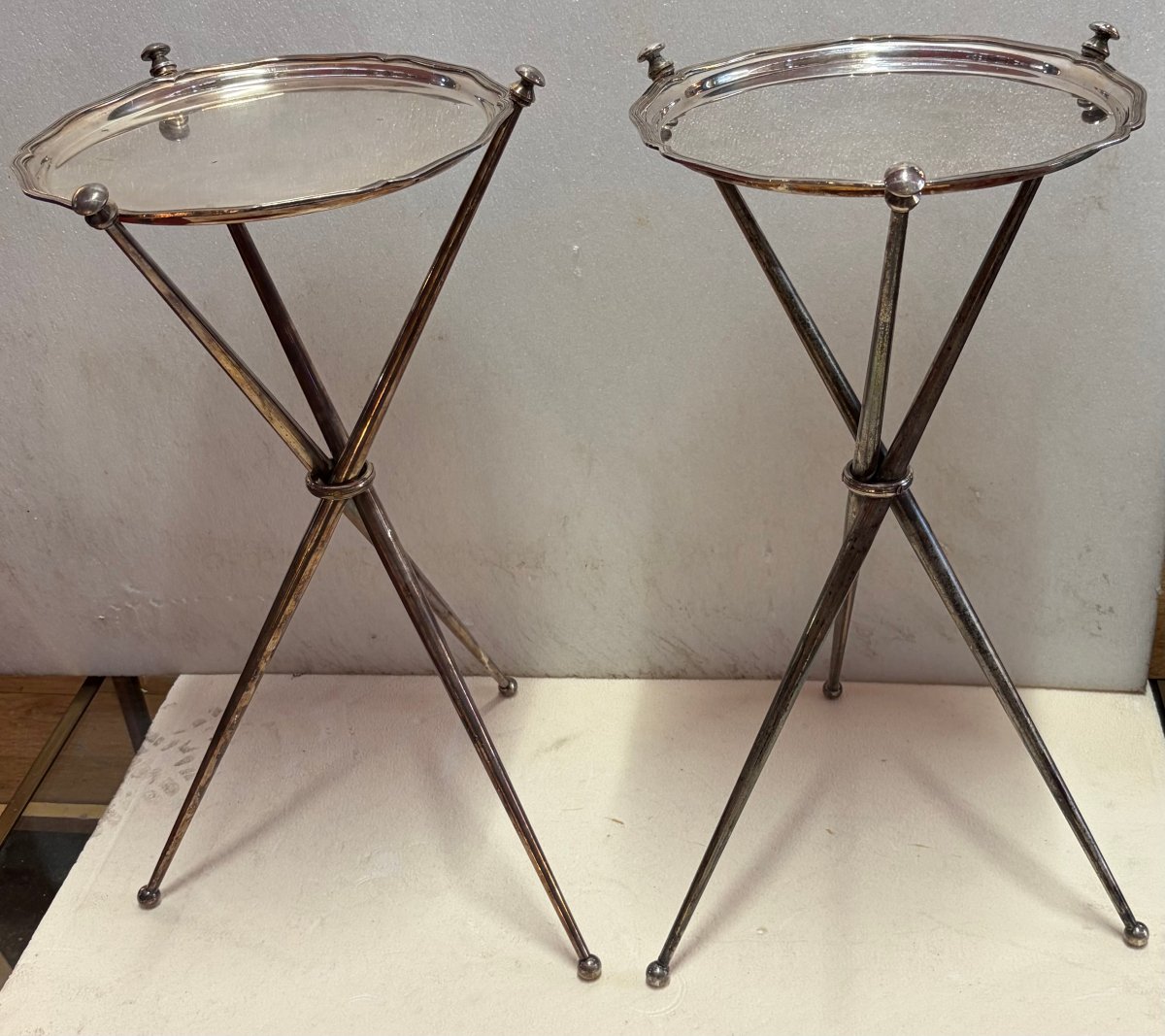 1950′ Paire De Guéridons De Voyage Tripode Bronze Argenté Maison Jansen ø 26 cm H 55 cm