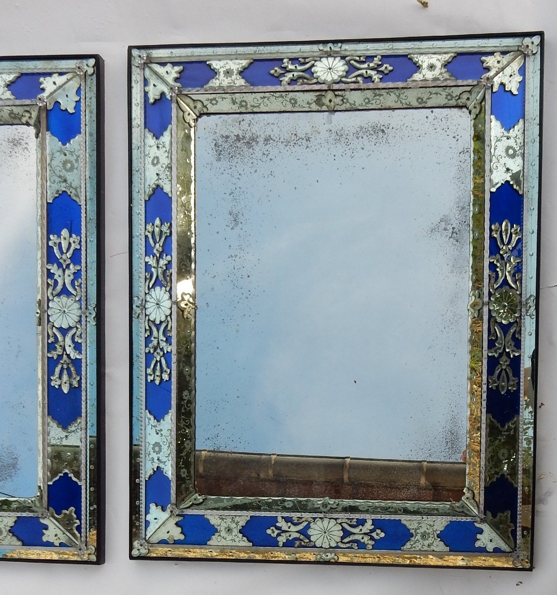 1970/80 Paire De Miroirs Venise Style Louis 14 Avec Ornements En Verre Bleu 96 X 77 Cm-photo-1