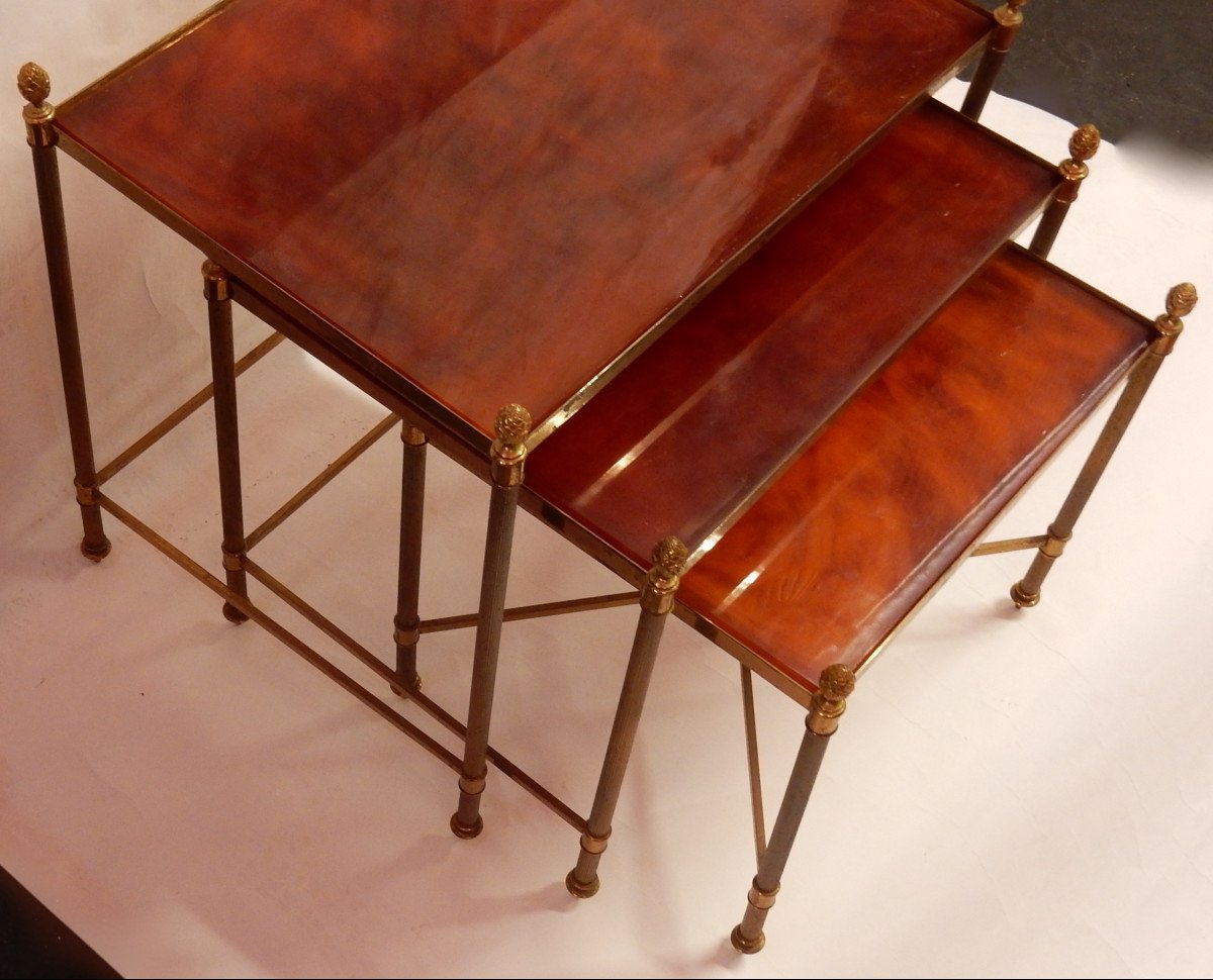 1970 ′ Series Of 3 Maison Baguès Nesting Tables In Gilt Bronze, 3 Bakelite Trays Amber Style-photo-3