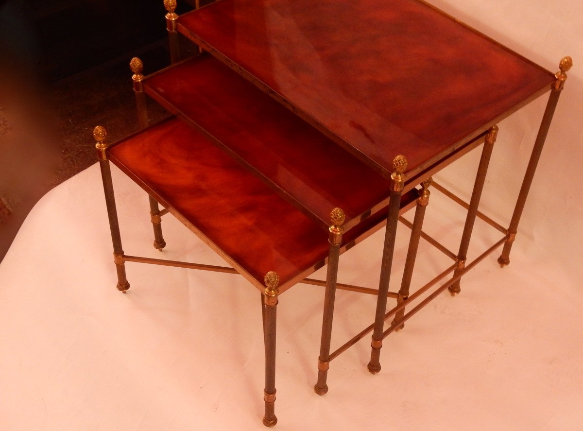 1970′ Série De 3 Tables Gigognes Maison Baguès En Bronze Doré, 3 Plateaux Bakélite Façon Ambré-photo-4